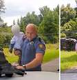 Agente policial segura crianças após carro capotar  Foto: Reprodução | Polícia do Arkansas