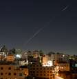 Mísseis lançados do Irã em direção a Israel são vistos no céu sobre a cidade de Hebron, na Cisjordânia, em 7 de junho de 2026.  Foto: Wisam Hashlamoun/Anadolu via Getty Images