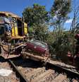 Homem morre após carro ser atingido e arrastado por trem em Minas Gerais.  Foto: Reprodução/X