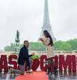 Na segunda viagem a Paris com a namorada, Ronivaldo da Costa Meireles pediu Pâmela Costa dos Santos em casamento, com vista para a Torre Eiffel. (05/05/2026)  Foto: RFI
