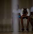 Imagem de meninos sentados presos, sem que o rosto deles apareçam.   Foto: MAURO PIMENTEL/AFP via Getty Images / BBC News Brasil