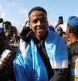Árbitro somali Omar Abdulkadir Artan desembarcou nesta quarta-feira, 10, em Mogadíscio, capital da Somália, onde foi recebido com homenagens por autoridades e uma grande quantidade de apoiadores  Foto: REUTERS/Feisal Omar