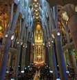 Fiéis aguardam o início da missa celebrada pelo papa Leão XIV na Basílica da Sagrada Família, em Barcelona, Espanha, nesta quarta‑feira, 10 de junho de 2026.  Foto: RFI