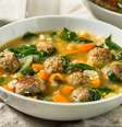 Sopa rica em proteínas com almôndegas e espinafre Foto: Brent Hofacker | Shutterstock / Portal EdiCase