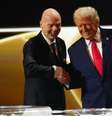 Presidente da Fifa, Gianni Infantino, cumprimenta o presidente dos EUA, Donald Trump   Foto: Jia Haocheng/Pool/Getty Images