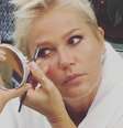 Xuxa se preparando para se sessão de fotos. Foto: instagram @xuxameneghel / Giro 10