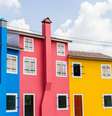 Ambientes coloridos e cheios de personalidade substituem a padronização dos tons neutros Foto: Canva / Bons Fluidos