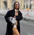 Parecem sapatilhas de balé, mas são Converse: esse novo tênis na cor 'canjica com amendoim' é ideal para mulheres elegantes combinarem com calça cotelê no inverno. Foto: Reprodução/Instagram, @beckybonnie / Purepeople