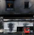 Supermercado e apartamentos ficam destruídos após tumultos em Belfast, na Irlanda do Norte, desencadeados por ataque com faca.  Foto: RFI