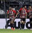 Jogadores do São Paulo contra o Santos. Calleri comemora gol. Foto: Ricardo Moreira/Getty Images / Esporte News Mundo