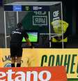 O árbitro Felipe Fernandes de Lima confere o VAR durante partida entre Palmeiras x Chapecoense válida pela decima oitava rodada do Campeonato Brasileiro de Futebol 2026, último jogo antes da Copa do Mundo  Foto: ROBERTO CASIMIRO/FOTOARENA / Estadão
