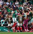 Seleção do México celebra gol de Quiñones contra a África do Sul, o primeiro tento da Copa do Mundo de 2026  Foto: Luke Hales/Getty Images