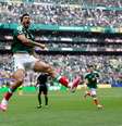 Raúl Jiménez marco o segundo gol do México na estreia da Copa do Mundo, contra a África do Sul  Foto: Carl Recine/Getty Images