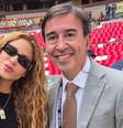 Marcelo Benedetto parou a artista pra tirar uma foto durante a transmissão na TV mexicana  Foto: Reprodução/X
