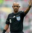 O árbitro brasileiro Wilton Pereira Sampaio foi protagonista na estreia da Copa do Mundo  Foto: 