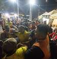 GCM tenta impedir telão com estreia do Brasil no Largo da Batata e causa confusão em festa junina.  Foto: Taba Benedicto/Estadão / Estadão