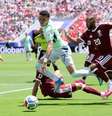 Qatar e Suíça ficam no 1 a 1 pelo Grupo B da Copa. No lance, Xhaka recebe marcação Abdurisag.  Foto: Alex Grimm/Getty Images / Jogada10