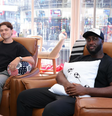 Austin Franklin e Kevin Akoto acompanharão todos os jogos da Copa 2026 destes sofás -- e estão sendo pagos para isso  Foto: Reprodução/Instagram/@foxone