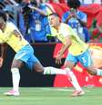 Vini Jr e Bruno Guimarães comemoram gol do Brasil  Foto: Dan Mullan / Getty Images