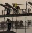 Pessoas gritam “derrubem isso” enquanto os trabalhadores se preparam para remover o nome de Trump do Kennedy Center  Foto: Reprodução/X/@EdKrassen
