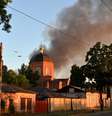 Fumaça em igreja após um ataque aéreo em Kharkiv, em 10 de junho de 2026 (imagem ilustrativa).  Foto: AFP - SERGEY BOBOK / RFI