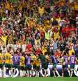 Irankunda finaliza, marca e corre para comemorar com a torcida australiana. Foto: Reprodução / Socceroos / Jogada10
