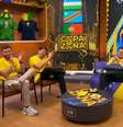 Casimiro Miguel (terceiro da esquerda à direita) com sua equipe de transmissão: o maior concorrente da TV convencional na Copa  Foto: Reprodução/YouTube