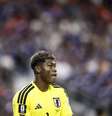 O goleiro Suzuki, do Japão.  Foto: ROBIN VAN LONKHUIJSEN / ANP (Photo by ANP via Getty Images)