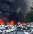 Helicópteros caíram após colidirem no ar no Rio de Janeiro e provocaram incêndio em estacionamento  Foto: Reprodução/Redes sociais