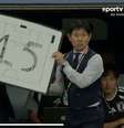Técnico do Japão mostra placa com o tempo de jogo  Foto: Reprodução/Sportv