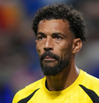 'Nunca vivi com meus pais': destaque absoluto em empate histórico de Cabo Verde com Espanha na Copa 2026, goleiro Vozinha, de 40 anos, superou tragédia familiar que lhe rendeu o apelido.  Foto: Getty Images / Purepeople
