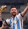 Lionel Messi carrega com uma das mãos o troféu da Copa do Mundo da Fifa de Futebol Masculino em 2022, no Catar  Foto: Getty Images / BBC News Brasil