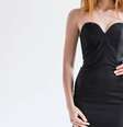 O vestido preto é uma ótima peça para diferentes ocasiões e sempre permanece elegante e atemporal -  Foto: depositphotos.com / AllaSerebrina / Perfil Brasil