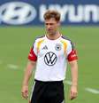 Joshua Kimmich durante entrevista coletiva pela seleção da Alemanha - Foto: Alexander Hassenstein/Getty Images / Jogada10