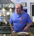 Peixe no microondas em apenas 3 minutos: essa receita simples do Érick Jacquin, jurado do 'MasterChef Brasil', é a salvação dos cozinheiros preguiçosos.  Foto: Reprodução, YouTube / Purepeople