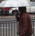 Pedestres enfrentam tarde de frio e garoa na Avenida Paulista, na região centro-sul da cidade de São Paulo (SP), na tarde desta segunda-feira, 15 de junho de 2026. Foto: RENATO S. CERQUEIRA/ATO PRESS/Estadão Conteúdo