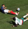 Mbappé pede pênalti após entrada de Mané  Foto: Darrian Traynor/Getty Images