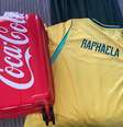 Quando o kit da Coca-Cola chegou, Raphaela entendeu que ela não iria à Copa do Mundo  Foto: Arquivo pessoal / BBC News Brasil