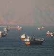 Navios parados no Estreito de Ormuz, vistos de Musandam, Omã, em 15 de junho de 2026.  Foto: REUTERS - Stringer / RFI