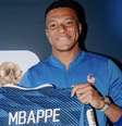 Deschamps entrega camisa comemorativa para Mbappé - Foto: Divulgação / FFF / Jogada10