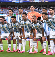Messi entra em campo com chuteira de cor diferente dos outros jogadores  Foto: Tom Weller/picture alliance via Getty Images