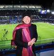 Mick Jagger, vocalista dos Rolling Stones, posa para uma foto dentro do estádio durante a partida da Premier League entre Chelsea e Arsenal em Stamford Bridge  Foto: FC/Chelsea FC via Getty Images