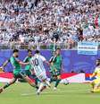 Lionel Messi em jogada pela Argentina contra a Argélia na Copa do Mundo  Foto: Charlotte Wilson/Getty Images