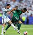 Aos 30 minutos do 1º tempo, Messi errou um passe e cometeu falta em Mandi  Foto: Omar Vega/Getty Images