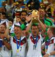 Klose posa com a taça da Copa do Mundo   Foto: Clive Rose / Getty Images