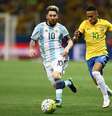 Neymar e Messi em jogo do Brasil contra a Argentina  Foto: Lucas Figueiredo/CBF