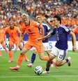 Foto: Divulgação / Ons Oranje - Legenda: Na estreia na Copa do Mundo, contra o Japão, Jan Paul van Hecke foi titular da Holanda / Jogada10