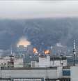 Densas colunas de fumaça, acompanhadas por chamas, se elevam de uma refinaria de petróleo em Moscou.  Foto: Reuters / BBC News Brasil