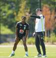 Endrick e Carlo Ancelotti em sessão de treino da Seleção Brasileira nesta quarta-feira, 17  Foto: Rafael Ribeiro / CBF, Nelson Terme / CBF
