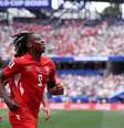 Johan Manzambi marcou dois gols para dar a vitória a Suiça contra a Bósnia - Foto: Dean Mouhtaropoulos/Getty Images / Jogada10